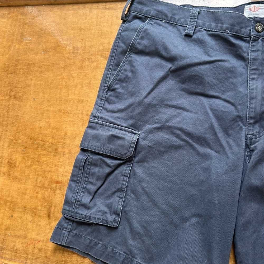 Dockers Blue Cargo Shorts with Classic Straight-Cut, Size 40 - Picture 3 of 7
